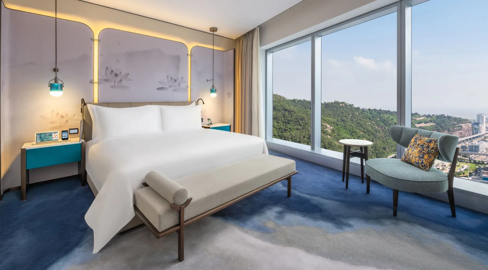 Deluxe-Suite-bedroom-_non-cotai-2440x1352.jpg