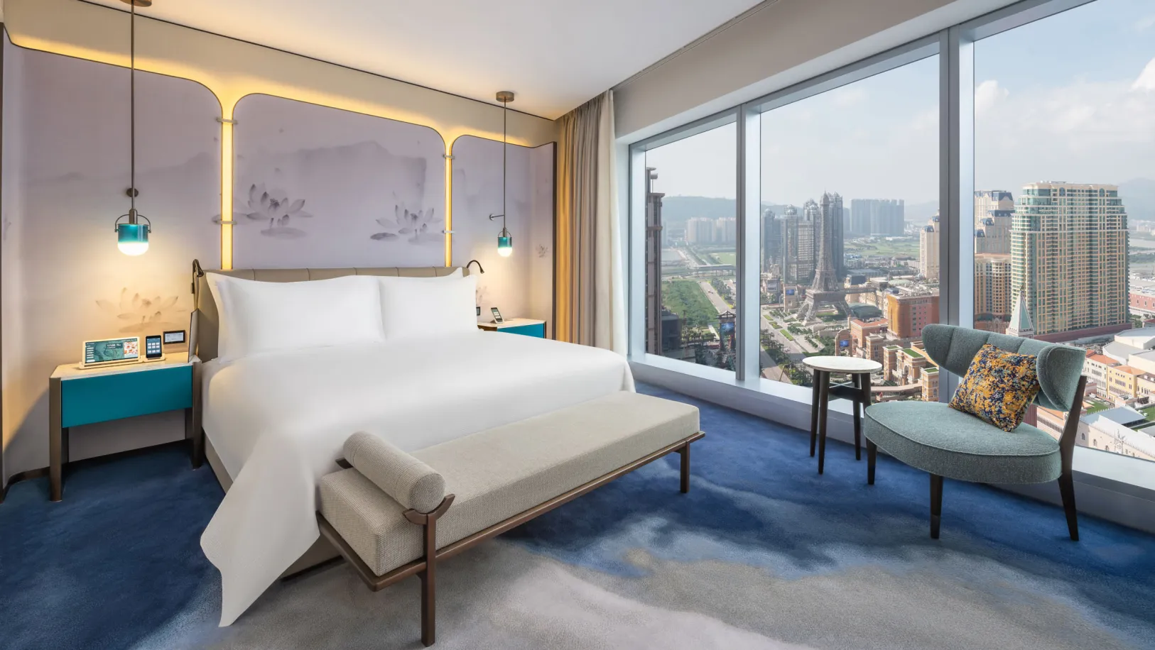 Deluxe-suite-bedroom-cotai_v2-r-2400x1352.jpg