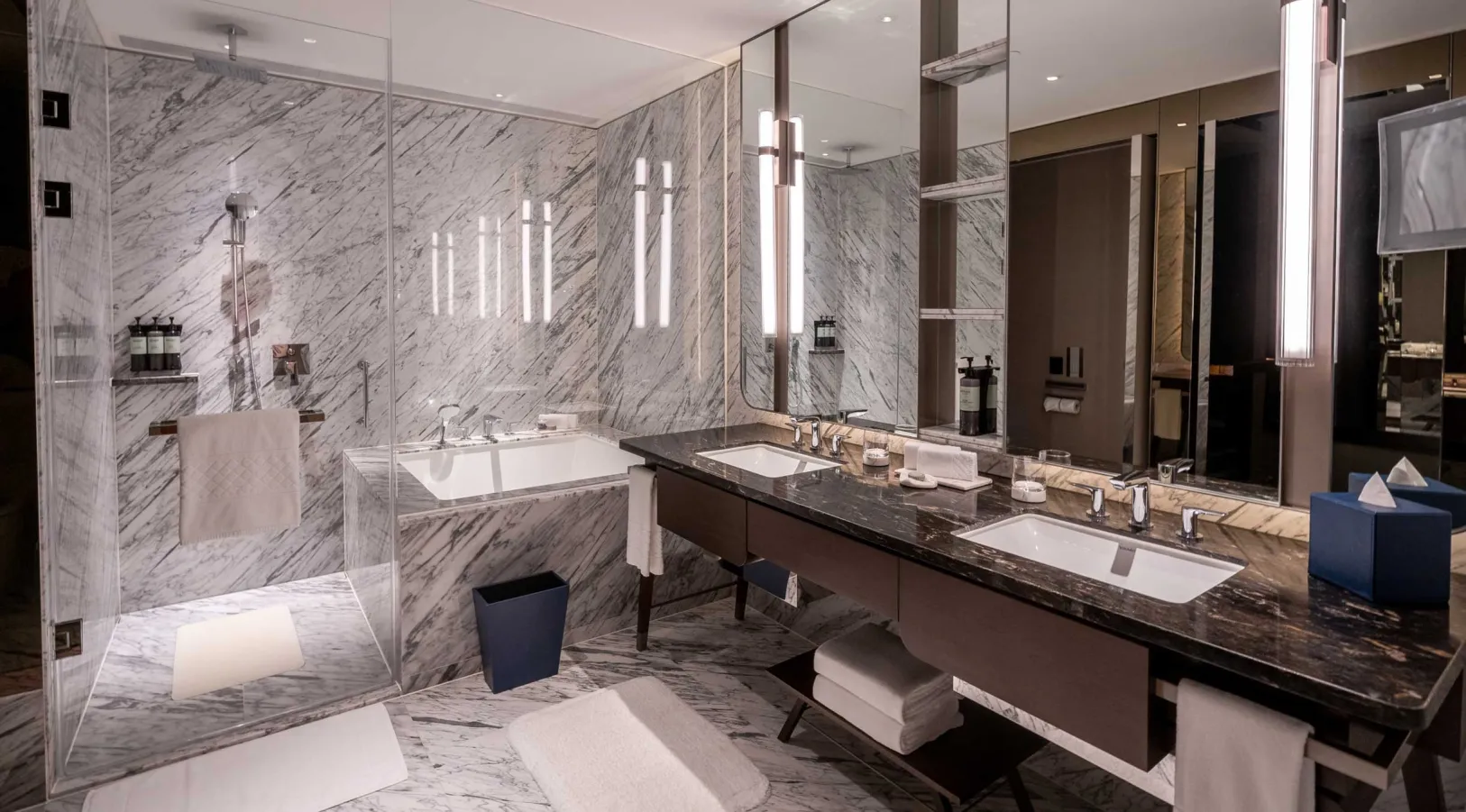 Queenbathroom-2440x1352.jpg
