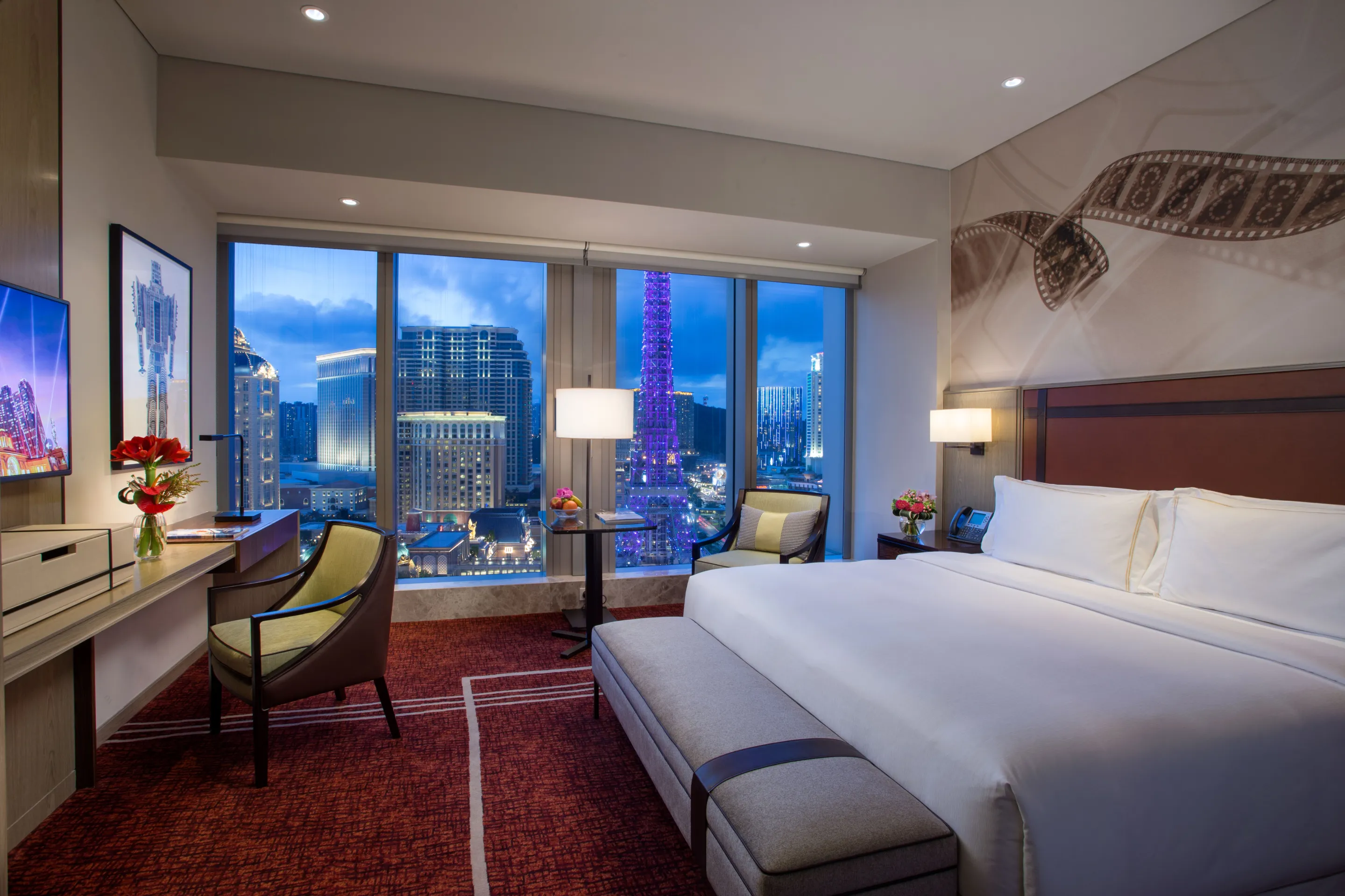 Celebrity-Premium-Vista-King-Night-view--.jpg